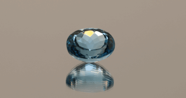 Blue oval-shaped topaz, 8.48 carat, 12 × 9.9 × 7.3 mm, no treatment, unknown origin.