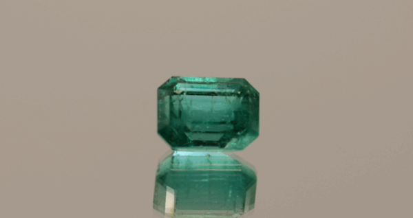 Natural green emerald gemstone 3.93 carats rectangular cut vivid green AA color insignificant oil treatment certified loose stone