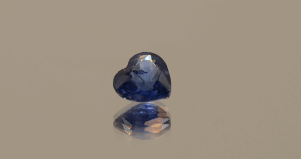 Natural sapphire gemstone, 1 carat, heart cut, blue color, heat treated, loose gemstone, dimensions 6.18 × 5.84 × 3.44 mm, origin Madagascar, AIG certified.