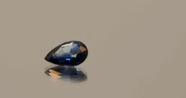 Royal blue pear-shaped sapphire, 1 carat, 7.75 × 5.77 × 2.90 mm, heat-treated, Madagascar origin, IGS certified.
