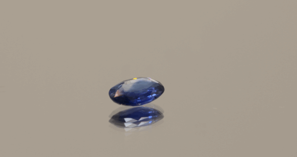 Natural sapphire gemstone, 0.81 carat, oval cut, blue color, heat-treated, loose gemstone, dimensions 7.18 × 4.75 × 2.21 mm, origin unknown, AIG certified.