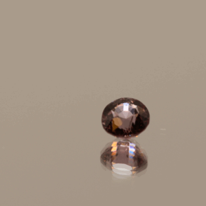 Pink spinel round-cut, 0.77 carat, 5.28 × 5.19 × 3.83 mm, natural untreated gemstone, GIL certified.