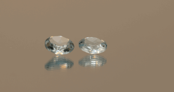 Set of 2 light blue round-shaped topaz, total 3.89 carat, 8 × 7.9 × 3.5–4.0 mm, no treatment, unknown origin.