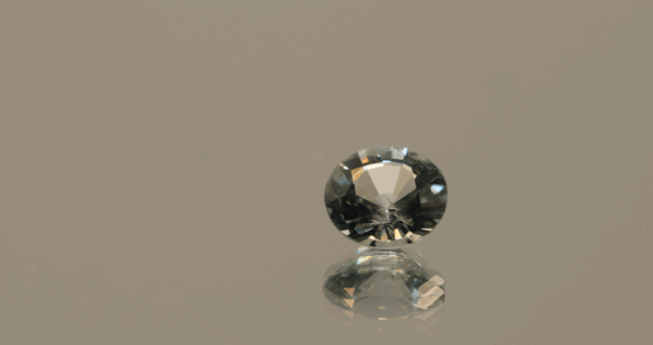 Light blue round sapphire, heat treated, Madagascar origin, 1.05 carat, dimensions 6.4 × 6.33 × 3.66 mm, AIG certified.