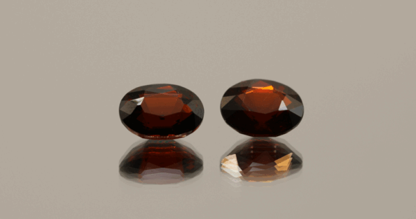 Set of 2 natural pyrope garnets, 4.78 carats total, oval cut, red color, untreated