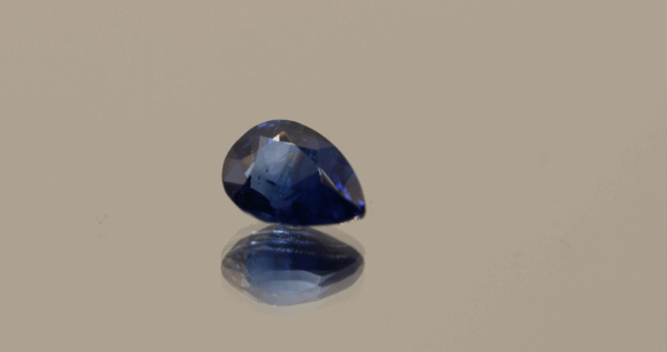 Royal blue sapphire, pear-shaped sapphire, heat treated, Madagascar origin, 1.6 carat, dimensions 8.36 × 6.02 × 4.22 mm, AIG certified.