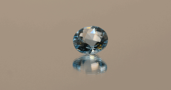 Blue round-shaped topaz, 3.7 carat, 9.5 × 9.5 × 6.0 mm, no treatment, unknown origin.