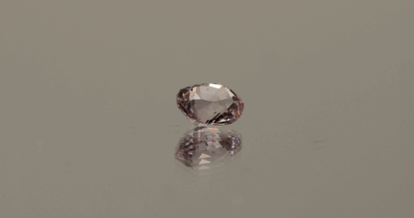 Padparadscha sapphire oval cut 1.03 carat, untreated, unknown origin, dimensions 6.39 × 4.9 × 3.79 mm, AIG certified.