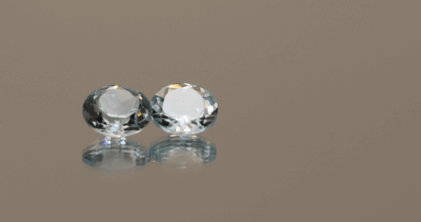 Set of 2 light blue round-shaped topaz, total 3.57 carat, 7.9 × 7.6 × 3.7–3.9 mm, no treatment, unknown origin.