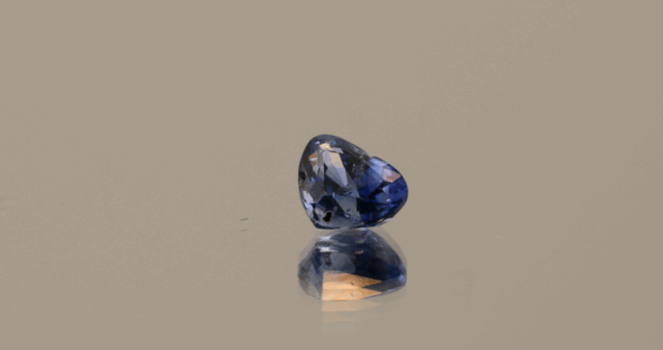 Natural sapphire gemstone, 1 carat, heart cut, blue color, heat treated, loose gemstone, dimensions 4.89 × 6.42 × 3.84 mm, origin Sri Lanka, AIG certified.