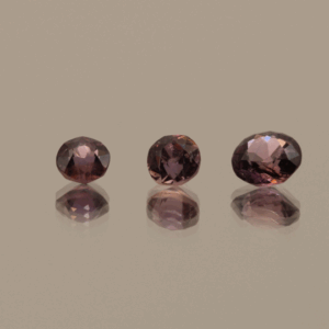Set of 3 round purple sapphires, untreated, Madagascar origin, total 0.87 carat, dimensions 4.36 × 4.3 × 2.95 mm, AIG certified.