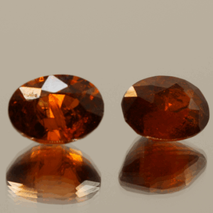 Set of 2 natural spessartite garnets, 8.5 carats total, oval cut, orange-red color, untreated