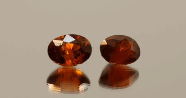 Set of 2 natural spessartite garnets, 8.5 carats total, oval cut, orange-red color, untreated