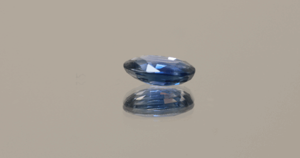 Blue sapphire online, oval, heat treated, unknown origin, 1.54 carat, dimensions 8.2 × 5.89 × 2.95 mm, AIG certified.