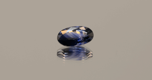 oval-shaped sapphire crystal blue, 1.19 carat, 8.40 × 5.16 × 3.24 mm, heat-treated, unknown origin, AIG certified.