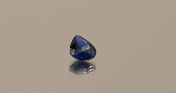 Blue pear-shaped sapphire, 0.77 carat, 6.99 × 5.10 × 2.69 mm, heat-treated, unknown origin, AIG certified.