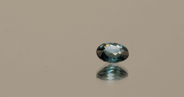 Natural sapphire gemstone, 0.8 carat, oval cut, blue color, heat-treated, loose gemstone, dimensions 6.08 × 5.02 × 3.04 mm, origin Madagascar, AIG certified.