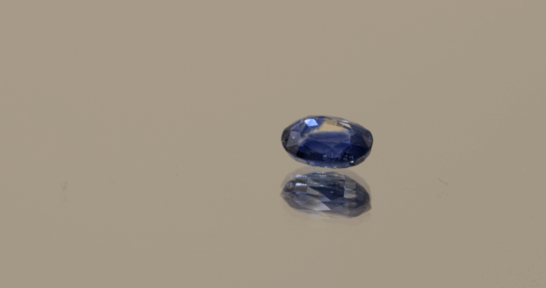 Natural sapphire gemstone, 0.77 carat, oval cut, blue color, heat-treated, loose gemstone, dimensions 6.22 × 4.34 × 2.81 mm, origin unknown, AIG certified.