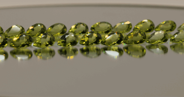Natural peridot set, total weight 27.5 carat (20 stones), pear cut, yellow green color, untreated, loose gemstones, dimensions 8 × 5.9–6.1 × 3.5–3.9 mm, ideal for fine jewelry.