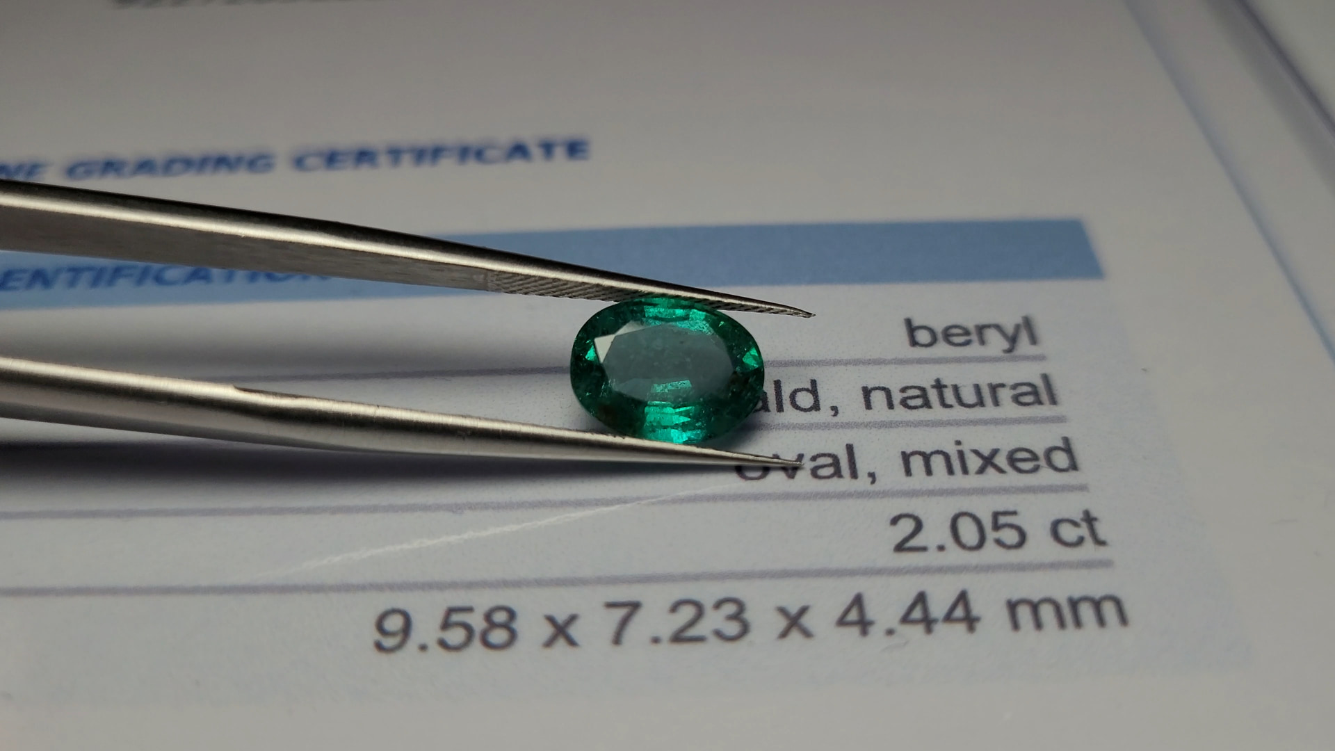 Natural gemstone certified by Instituto Gemológico Español (IGE) with official gemological report